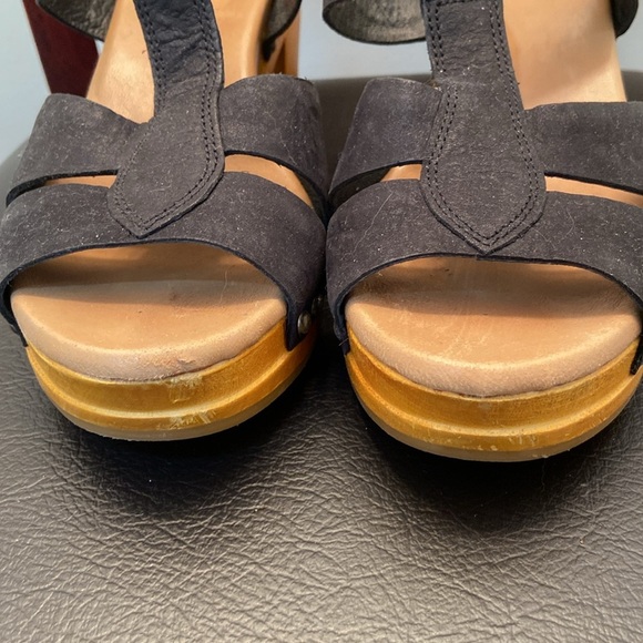 UGG Women's Black Sandals Size 8 - Picture 5 of 5